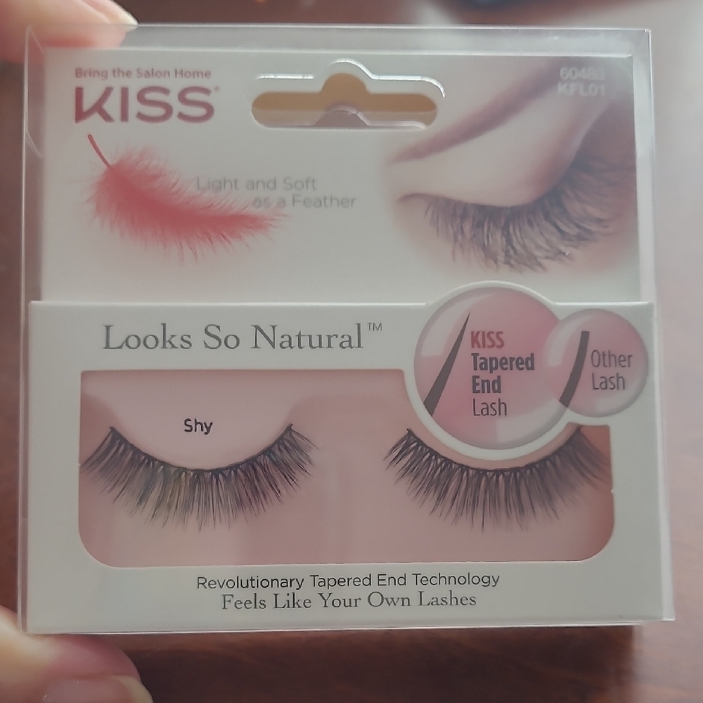 Kiss Lashes Looks So Natural Shy